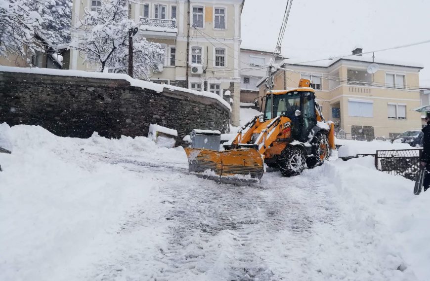 Се расчистува снегот и се посолува