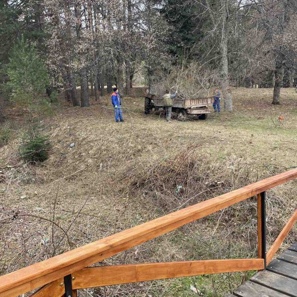 Се расчистува околу Крушевско Езеро, ќе се поставуваат корпи на патеките