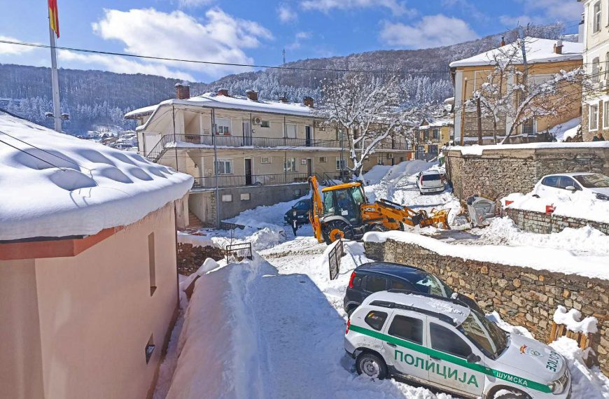 Подготовка за викенд – оспособување паркинг и пат до ски центарот