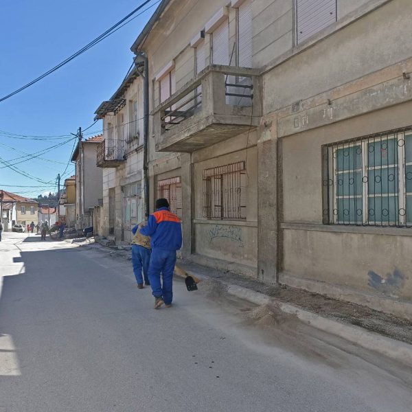 Започна чистењето на главната сообраќајница