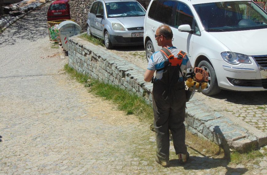 Косење на градските гробишта