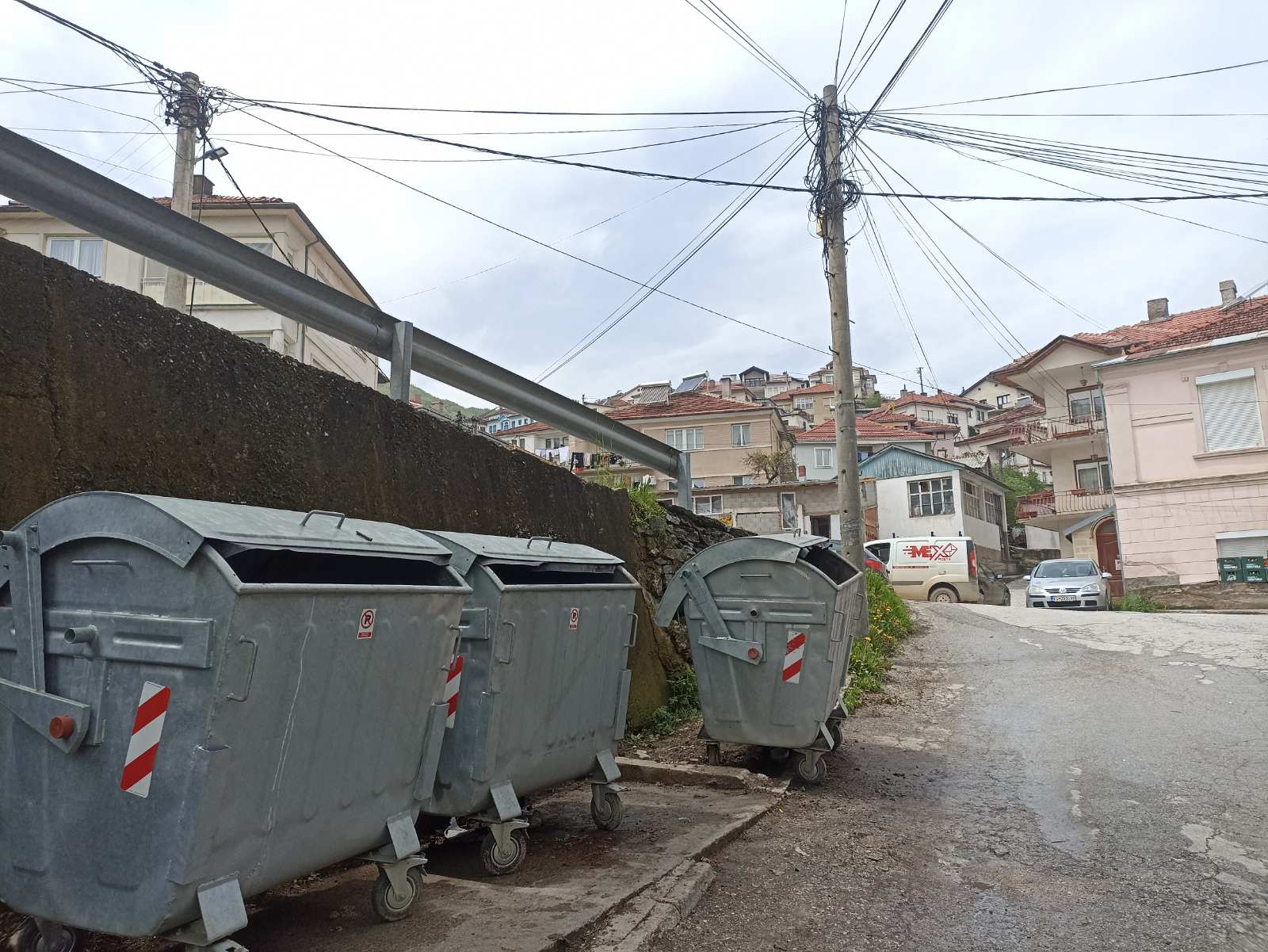 Отпадот да се фрла во контејнерите кај пазарот, известување до бизнисите во центарот на Крушево