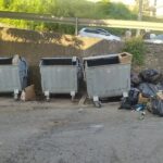 Празни контејнери, а отпад надвор од нив