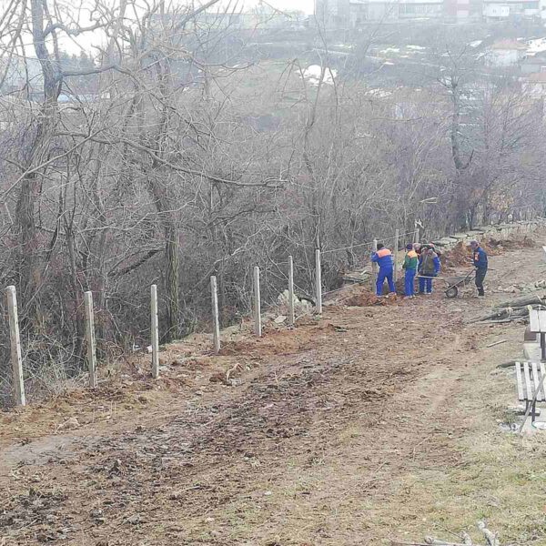 Ограда на „горните“ гробишта, на Партизанска санирање на ѕидот