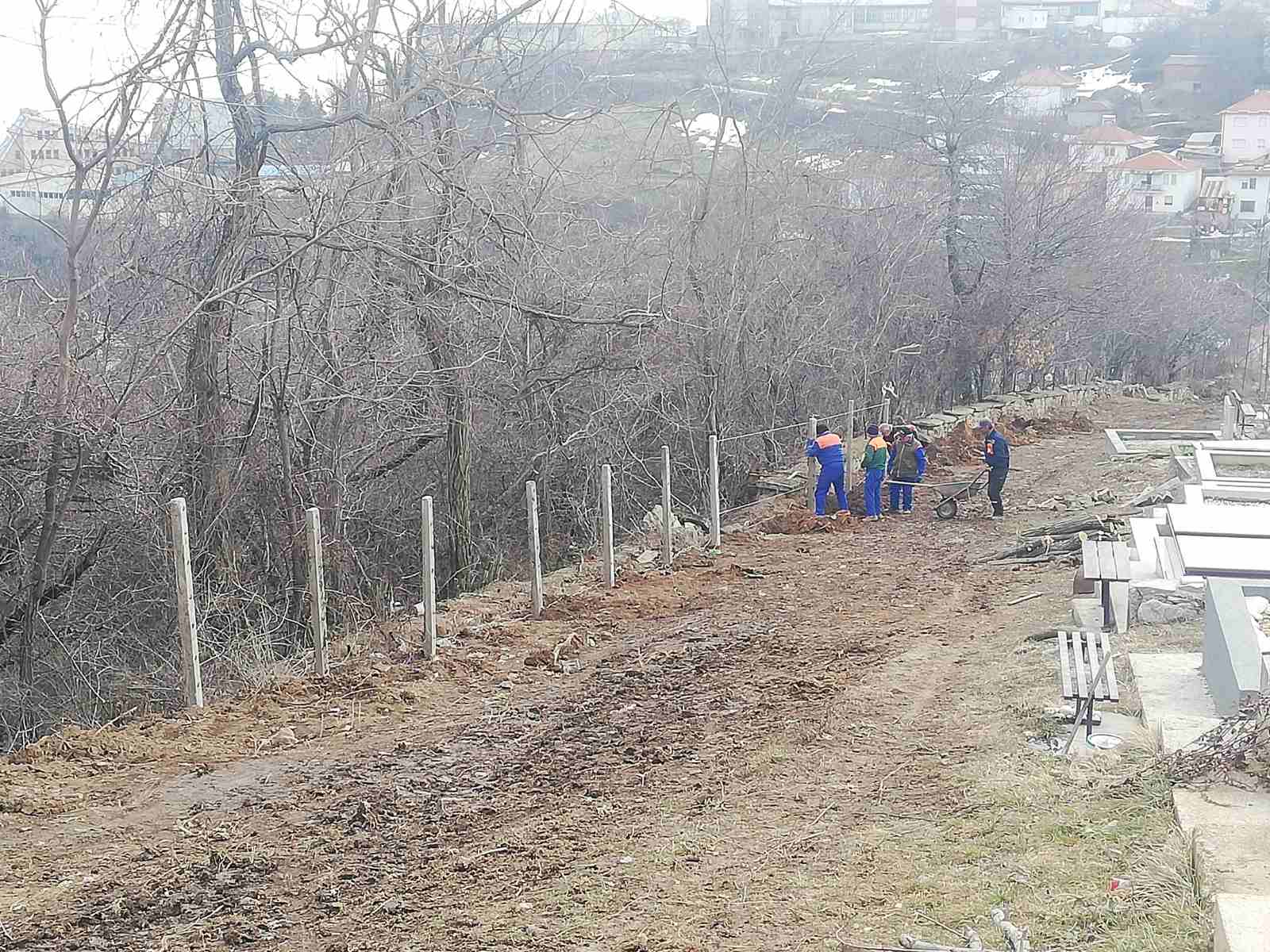 Ограда на „горните“ гробишта, на Партизанска санирање на ѕидот